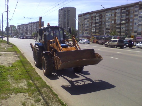на фото: Продам Трактор Беларус 82.1. ЭПБ, 2011 г.в. Отличное состояние.